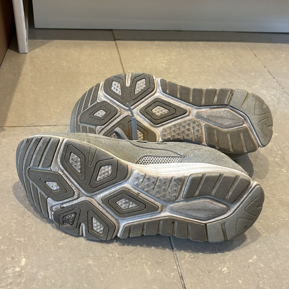 New balance sneakers. Size 9.5 mens - Picture 4 of 5